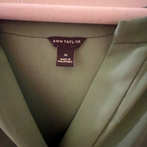 Ann Taylor Olive Green V-Neck Sleeveless Blouse - Picture 4 of 4